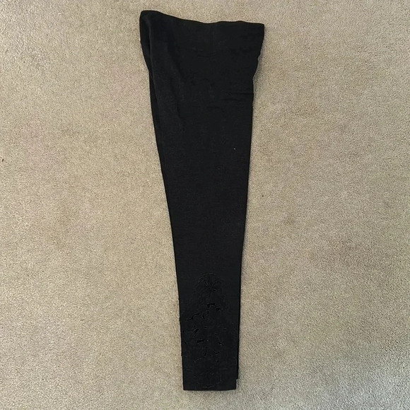 Aerie gray leggings size small flower like cut out design bottom of leg - Picture 1 of 6